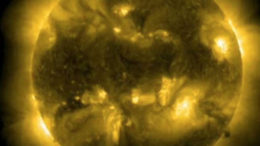 NASA capta misterioso cubo negro que sale del Sol: VIDEO