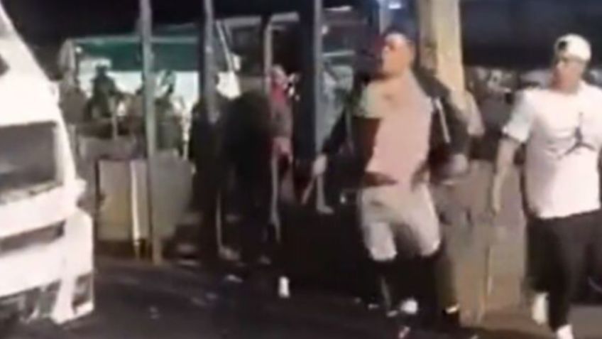 Con vidrios rotos y machete en mano: así fue el brutal enfrentamiento entre taxistas y microbuseros en Tacubaya | VIDEO