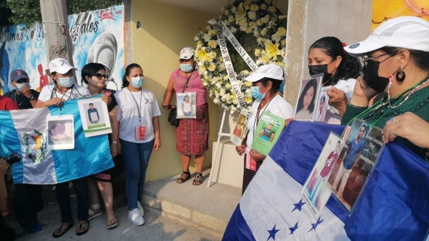 Caravana de madres centroamericanas coloca ofrenda en la ‘curva del migrante’