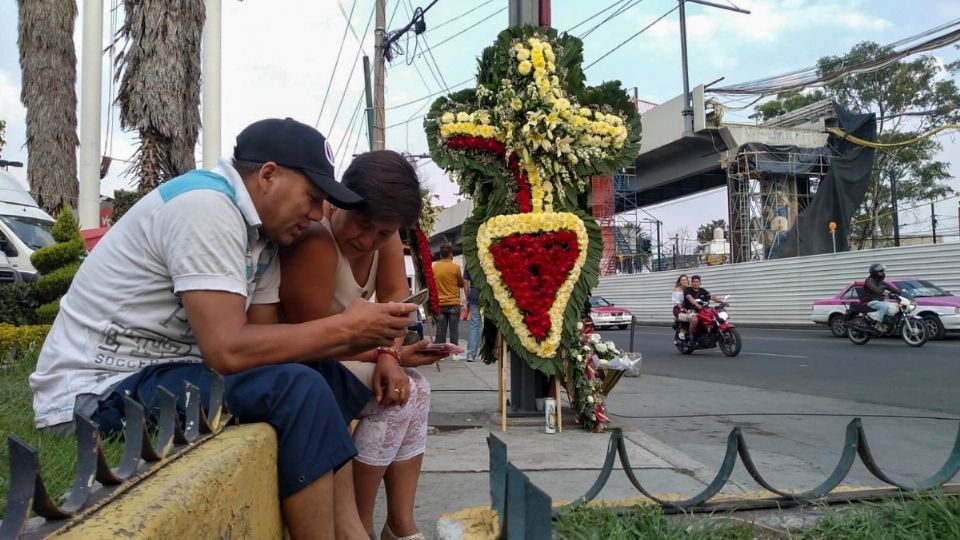 Deudos colocaron arreglos florales en memoria de los fallecidos el 3 de mayo de 2021