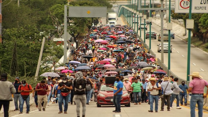 Cerca de mil 500 maestros bloquean la Autopista del Sol en Chilpancingo; hay amenaza de desalojo