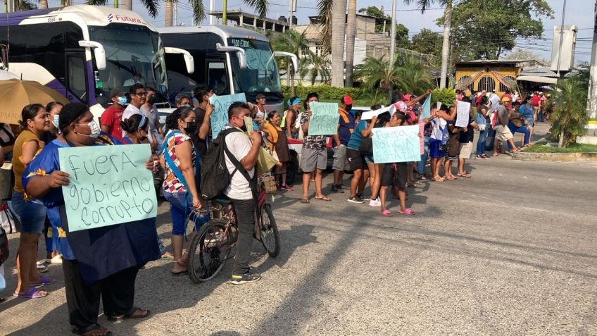 Bloquean carretera en Acapulco contra el Ejército y la policía estatal