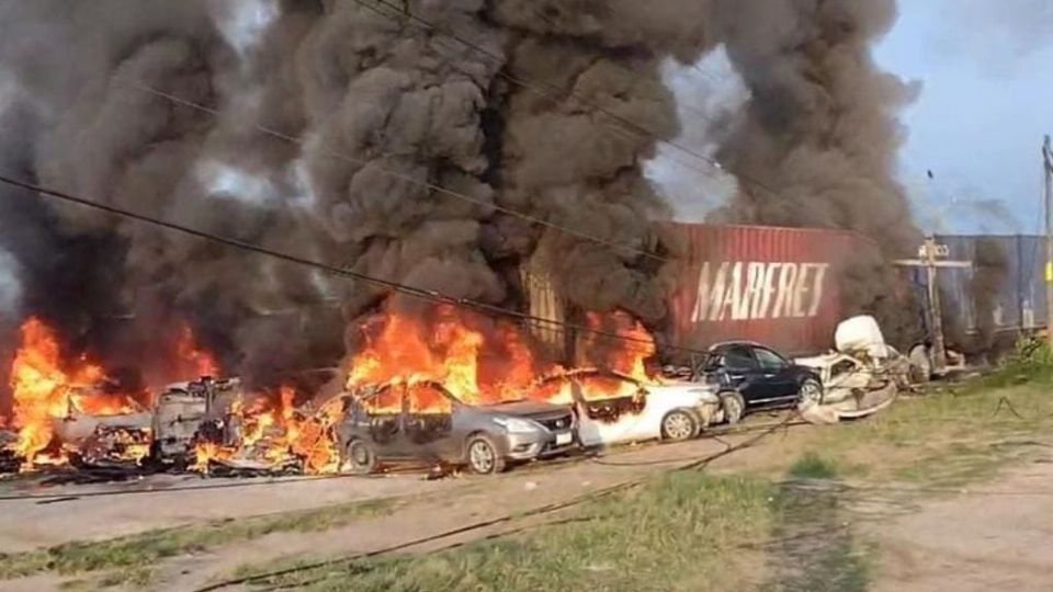 Los bomberos de la Unidad de Protección Civil del municipio de Cárdenas acudieron a la zona del accidente.