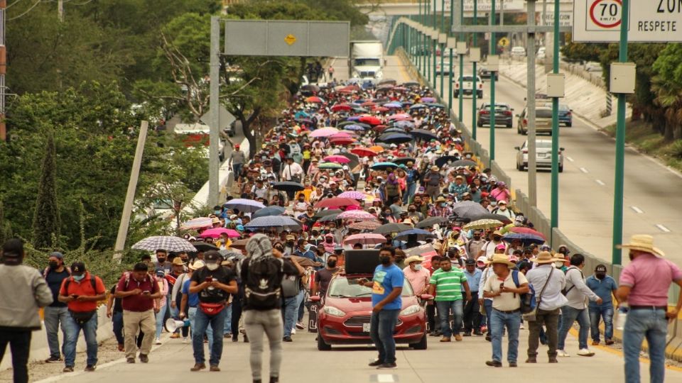 La marcha partió de las oficinas de la CETEG y avanzó sobre el carril norte-sur de alta velocidad de la Autopista.