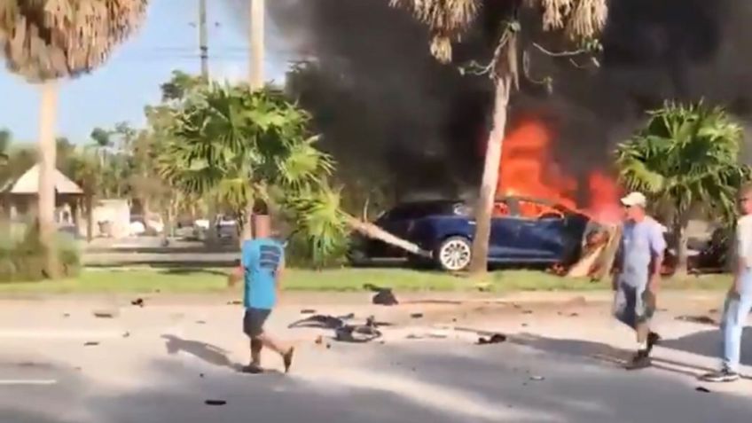 Hombre muere en incendio tras quedar atrapado en su Tesla, acusan falla en las puertas: VIDEO FUERTE