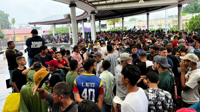 Migrantes esperan sus trámites, bajo la lluvia de Tapachula