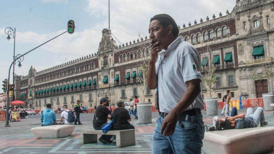 En el Zócalo de la Ciudad de México todavía hay personas que siguen fumando