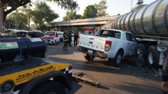 Con el frente hecho chatarra: Camioneta choca con una pipa de gasolina frente al Estadio Azteca