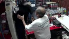 "¡Deja a mi papá!": el indignante momento en que un ladrón agrede a abuelito durante asalto | VIDEO