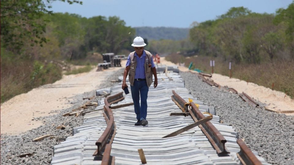 Trabajadores del proyecto del ferrocarril en el sureste colocan los balastos por donde pasarán los convoyes