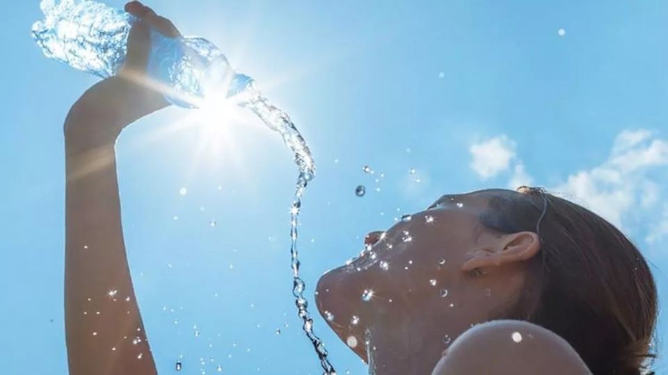 Se recomienda beber entre dos y cuatro vasos de agua cada hora.