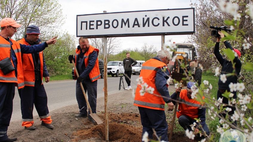 Rusia pone su sello en Mariúpol y elimina señales de tráfico en ucraniano