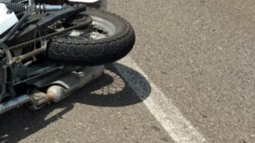 No pudieron reanimarlo: Motociclista agoniza y muere en Iztapalapa tras chocar contra una combi