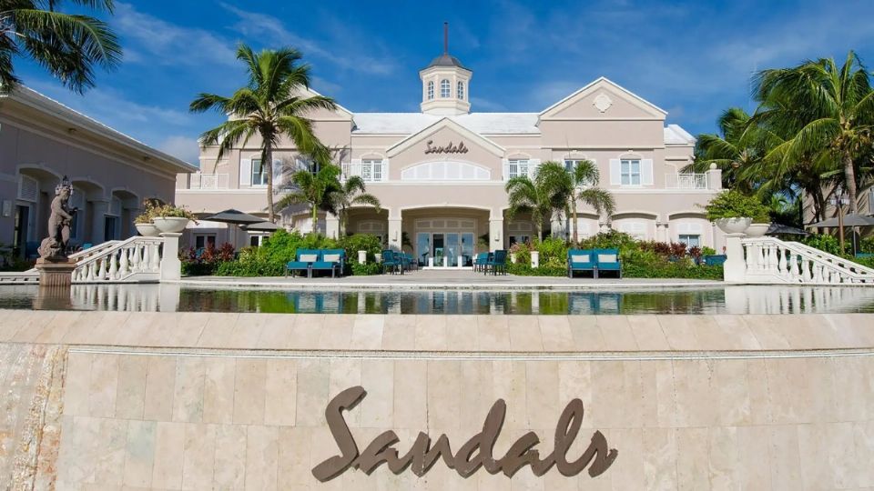 Los tres cuerpos de los estadounidenses habrían sido encontrados en su habitación del Sandals Emerald Bay.