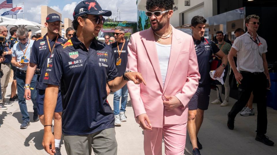 Sergio Perez y Bad Bunny caminan por el Paddock del GP de Miami.