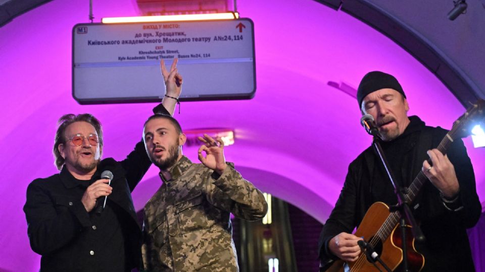 Acompañados por miembros del ejército, Bono y The Edge dieron un concierto en el metro de Kiev, Ucrania.