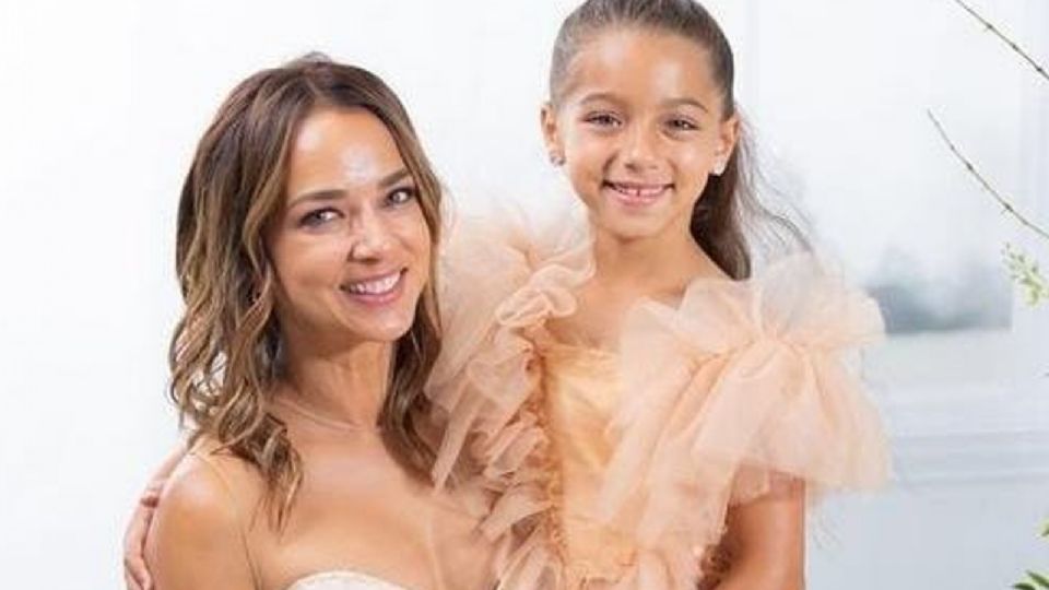 La presentadora y su hija presumieron su excelente relación y belleza con una lujosa sesión de fotos.