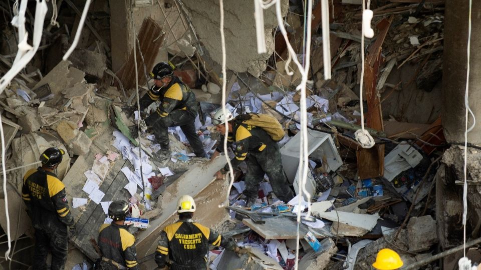 Bomberos y rescatistas retiraban escombros de las ruinas del Hotel Saratoga