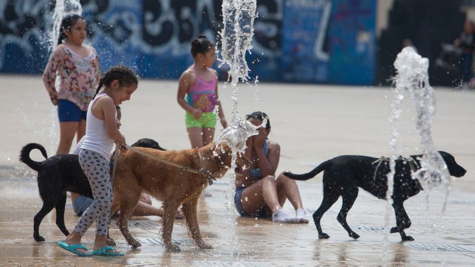 Las altas temperaturas obligan a la gente a refrescarse de algún modo