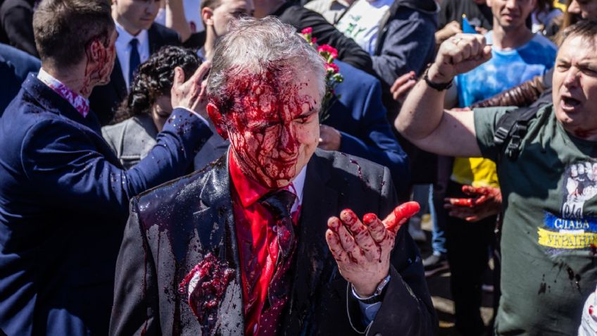 "¡Fascistas!": bañan en líquido rojo al embajador de Rusia en Polonia