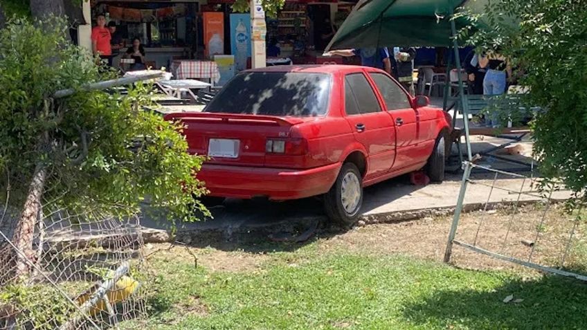 Mujer pierde el control de su auto, atropella a 4 estudiantes y policías la dejan libre | VIDEO