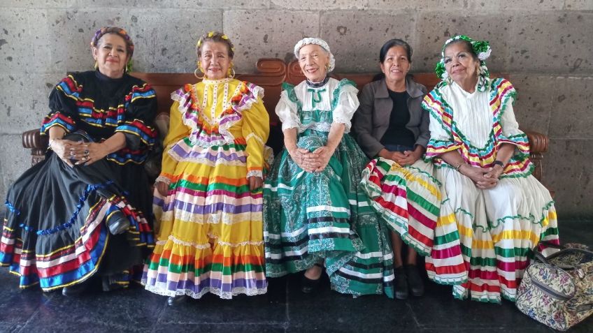 ¡Amor al ritmo! Baile une sueños de abuelitas y madres en Jalisco: "Sí nos duelen las rodillas, pero no le hace"