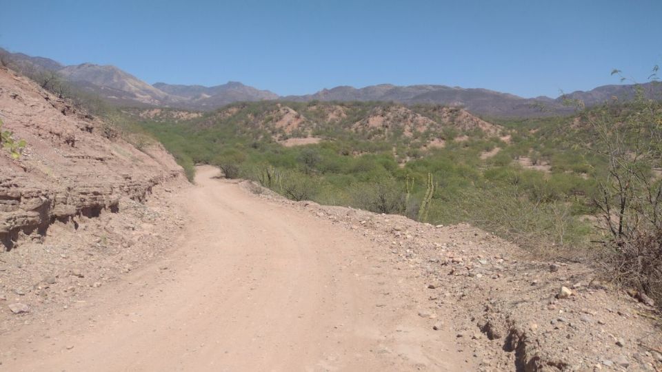 ENTRE ARCILLA. Un camino de terracería, al sur del pueblo, lleva al lugar en el que están las reservas de litio de la región