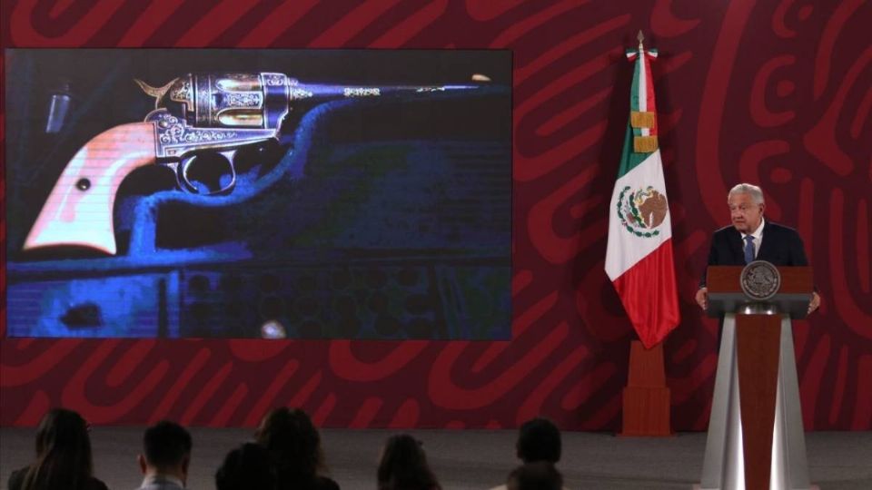 AMLO mostró la histórica pistola de Francisco I. Madero.