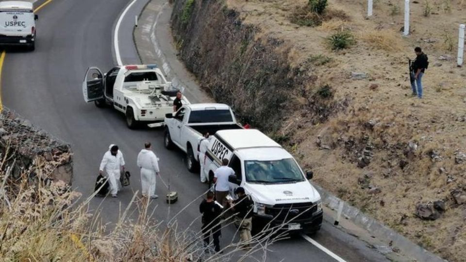 Los cuerpos fueron encontrados en una camioneta abandonada sobre la carretera Morelia-Cuitzeo.