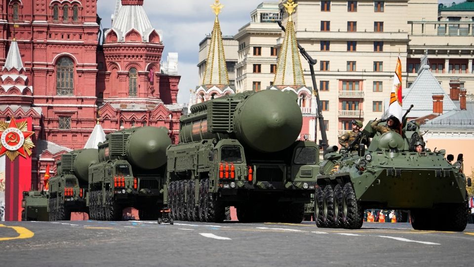 Misiles rusos balísticos RS-24 Yars rodaron durante el desfile 
militar en Moscú