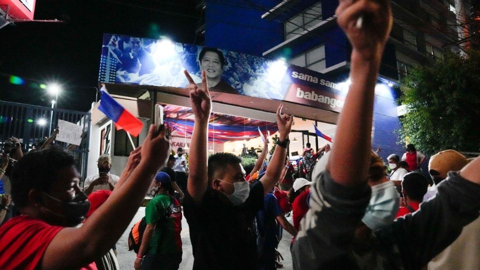 Partidarios mostraban carteles cuando llegaban a la sede de Ferdinand Bongbong Marcos