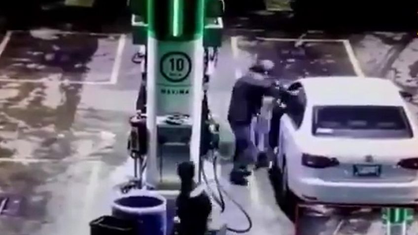 Captan asalto a punta de pistola contra un automovilista en gasolinera del Edomex: VIDEO