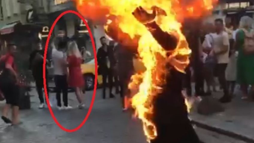 Gritó "¡Allahu Akbar!" y se prendió fuego en la calle; los turistas se tomaron fotos con él  | FUERTE VIDEO