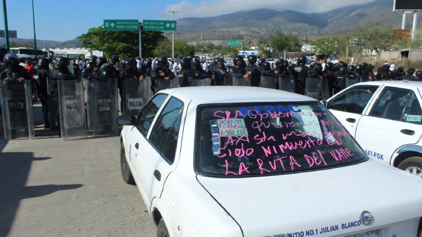 Transportista bloquean la Autopista del Sol en Guerrero para exigir seguridad