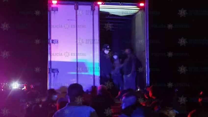 Rescatan a 33 migrantes en la caja de un tráiler en el Estado de México