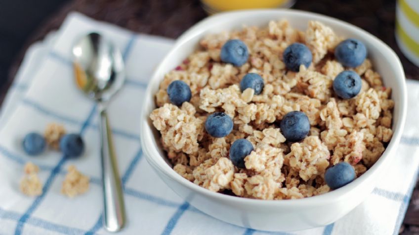 Así se debe preparar la avena para bajar de peso, ¿con o sin fruta?