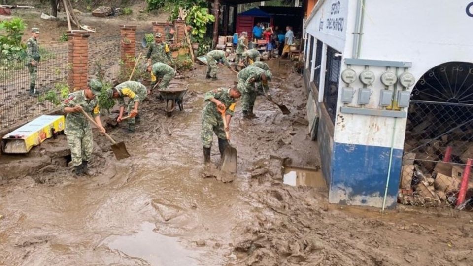 Personal del Ejército Mexicano participa en las acciones para abrir caminos y recuperar pertenencias de los afectados