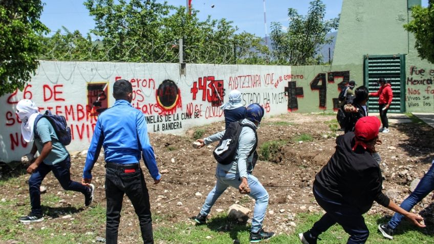 Con piedras y petardos, normalistas de Ayotzinapa atacan Campo Militar en Iguala