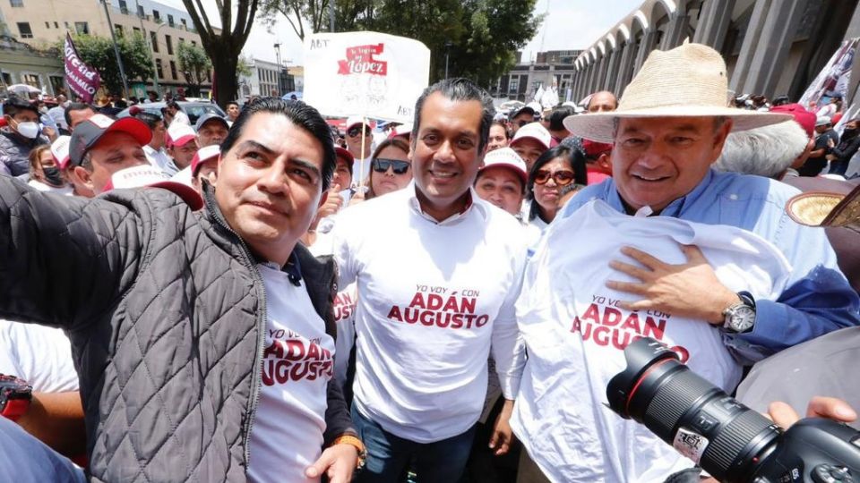 El político se puso la playera para apoyar al secretario