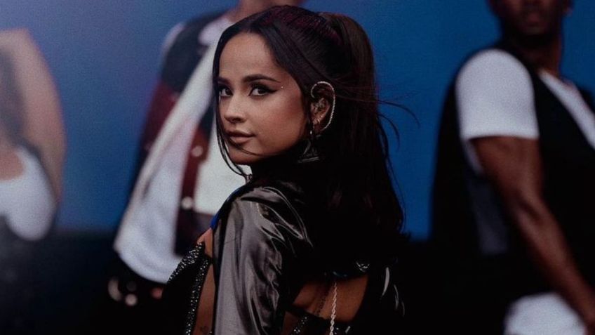 Arriba del escenario, Becky G presume su silueta perfecta y sacude la red