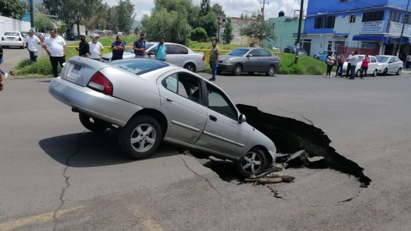 Michoacán: Se abre socavón en calles de Morelia y automóvil queda atrapado | VIDEO