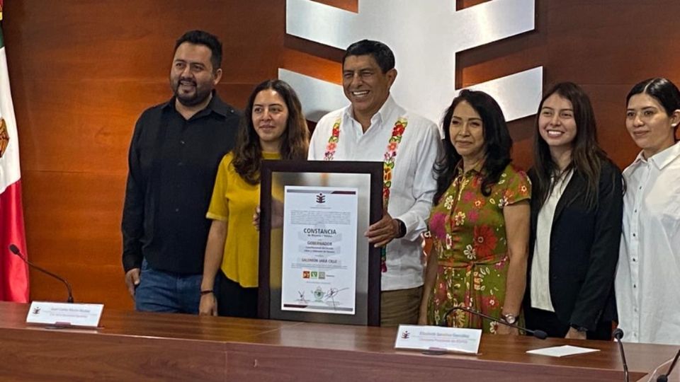 Salomón Jara recibe constancia de mayoría como gobernador electo de Oaxaca