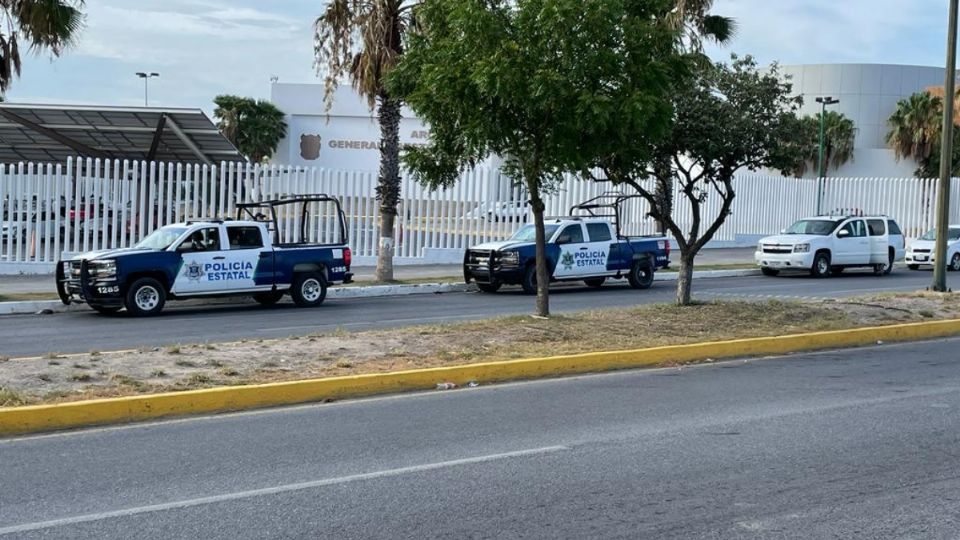 Mujeres policías fueron apostados en las puertas de acceso al Congreso, en tanto que hombres fueron colocados en las entradas principales.