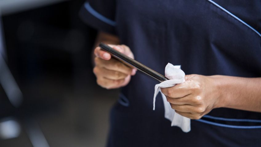 Esta es la razón por la que no debes limpiar la pantalla de tu celular con alcohol