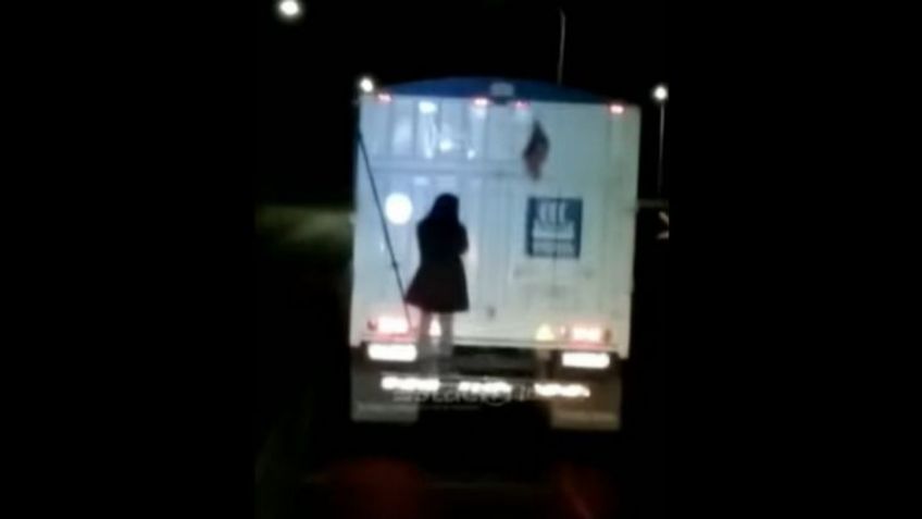 Mujer viaja colgada de un camión y espanta a camioneros; aseguran que era un fantasma | VIDEO