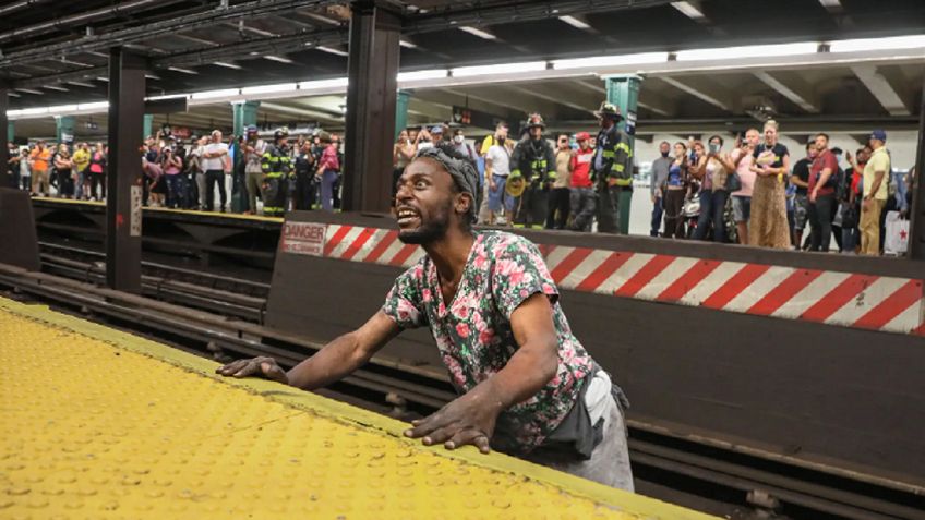 Hombre impide avance del metro de Nueva York durante una hora