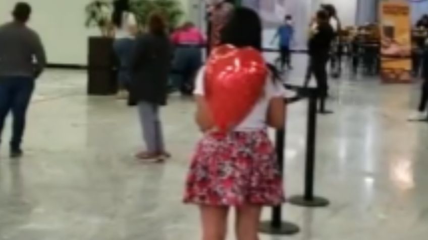 Joven inicia noviazgo por Internet, va por él al Aeropuerto y no se reconocen; historia se vuelve viral | VIDEO