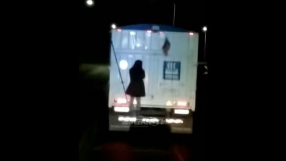 'Cuando cruzamos las vías del tren, la chica salta y desaparece', dijo un camionero