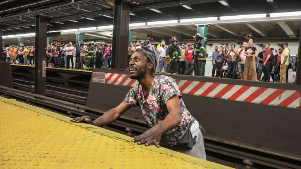 Los hechos sucedieron en la estación Washington Square Park, cuando el hombre saltó a las vías del tren