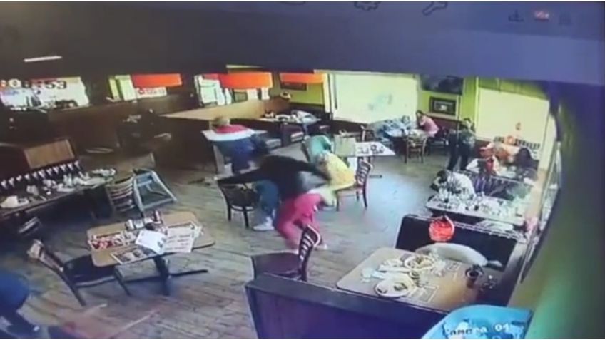 Imágenes fuertes: El momento exacto en que dos hombres atacaron el restaurante Denny's en Ciudad Juárez